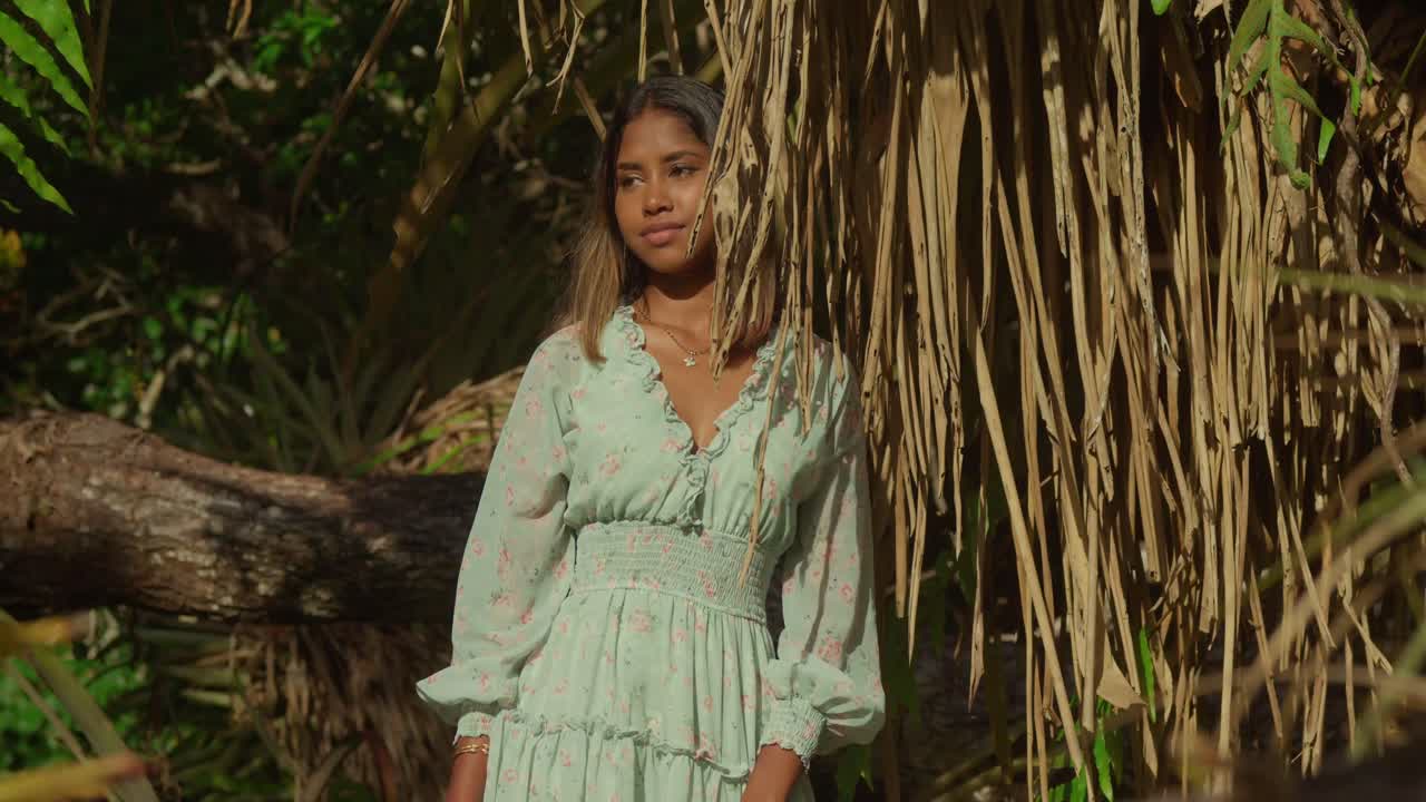 en el parque tropical de trinidad, una joven de cabello rizado disfruta de su día