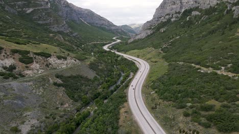 Camino-Del-Cañón-Provo-En-El-Impresionante-Valle-De-La-Montaña-Wasatch,-Drone-Aéreo