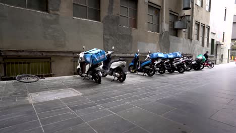 Lapso-De-Tiempo-De-Bicicletas-De-Entrega-De-Alimentos-Estacionadas-Durante-El-Encierro