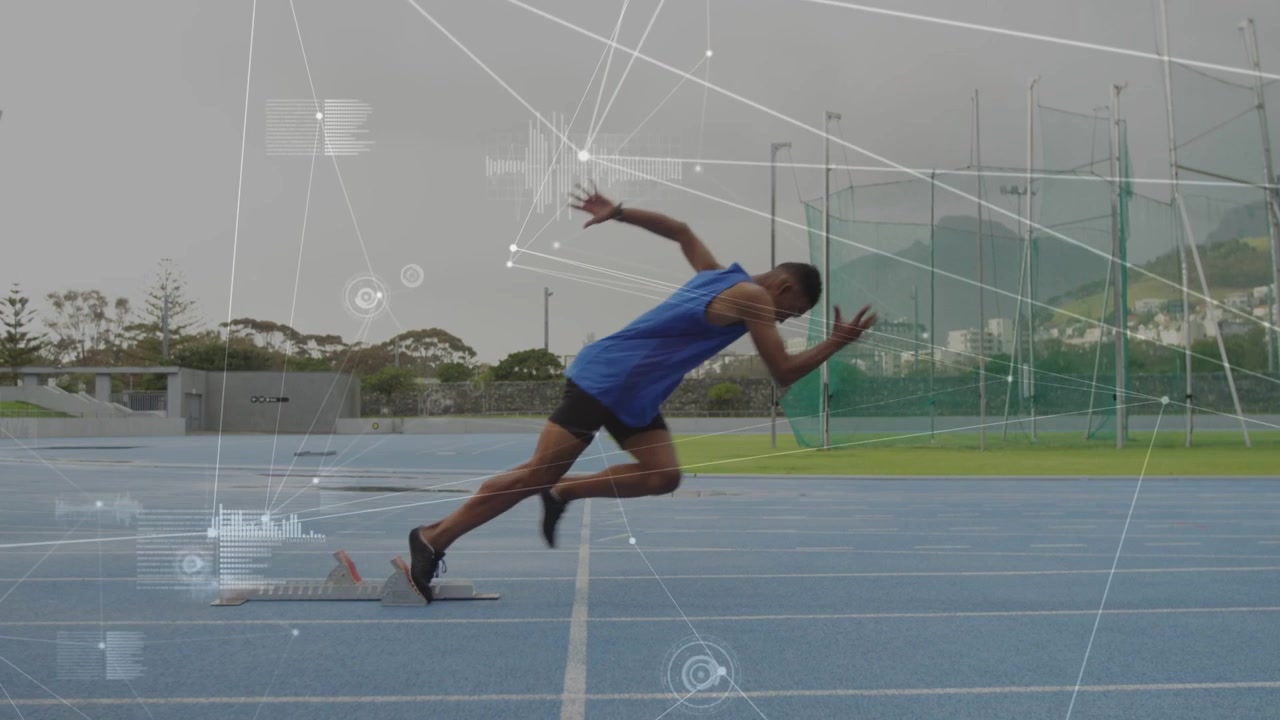 Sprinter maschio che scatta dai blocchi di partenza, accelerando su una pista sportiva blu con sovrapposizioni HUD sull'atleta