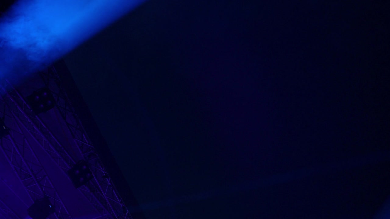 4k caminos iluminados de focos que se mueven a través del cielo oscuro en el festival