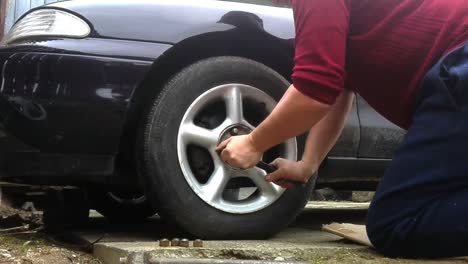 Lapso-De-Tiempo-Del-Hombre-Cambiando-La-Rueda-Del-Coche