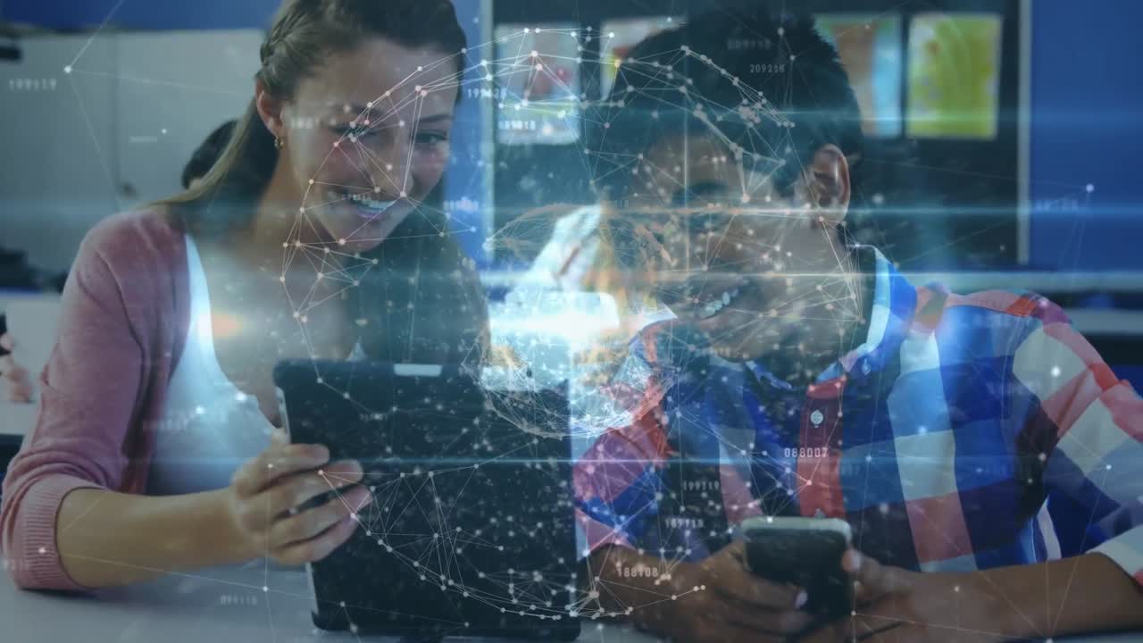 animación de conexiones y globo sobre estudiantes diversos felices que usan tecnología en la escuela