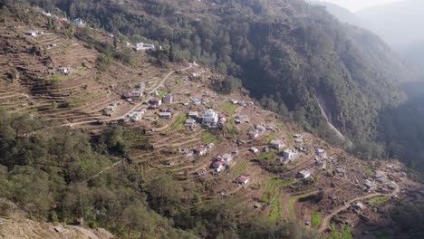 Toma-Aérea-De-La-Hermosa-Y-Distante-Aldea-De-Helambu-Chofku-Al-Amanecer,-Nepal