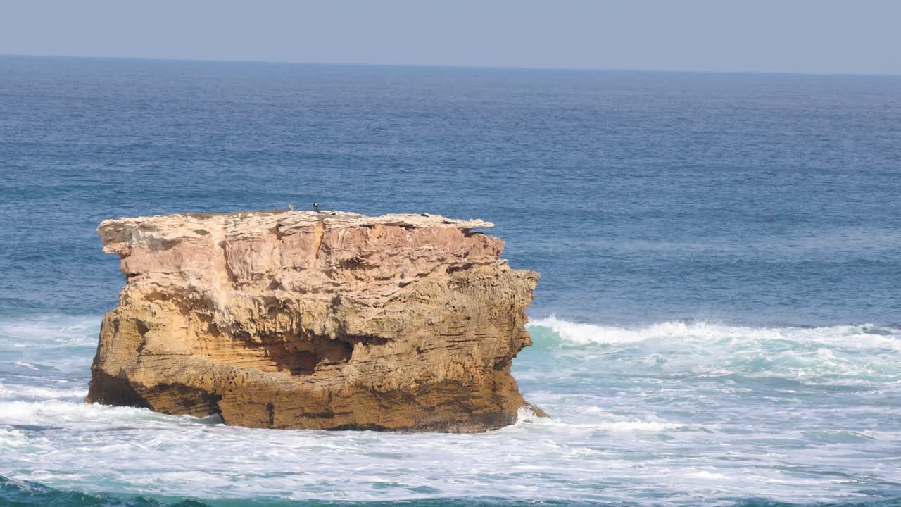 Onde oceaniche che si infrangono su roccia calcarea nella penisola di Mornington