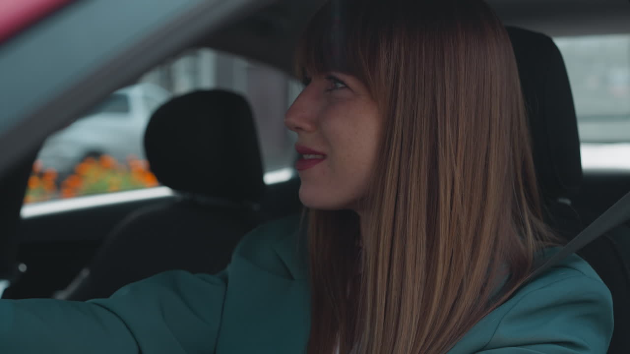 여성은 교통체증을 보고 실망합니다.