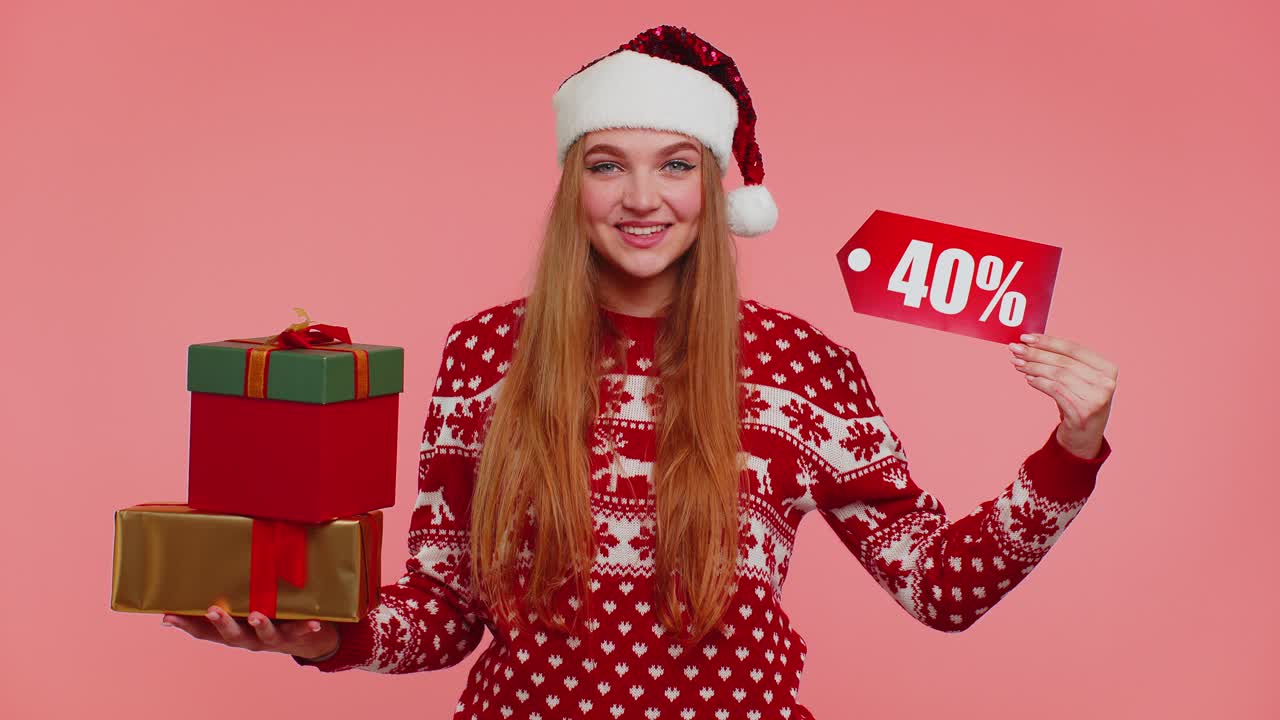 mujer con suéter de navidad mostrando caja de regalos y 40 por ciento de descuento inscripciones banner nota de texto