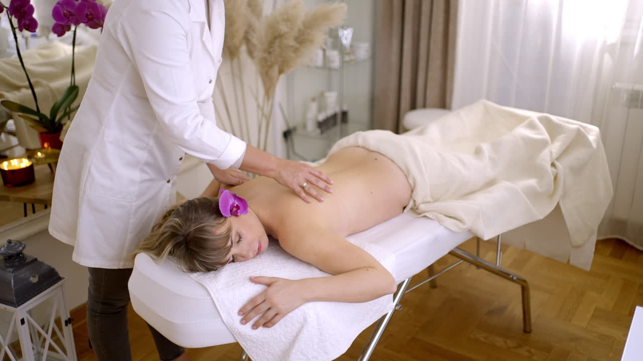 Bir spa'da sırt masajı alan kadın