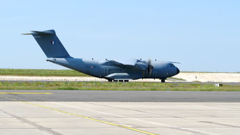 Airbus-A400M-Auf-Der-Landebahn-Des-Flughafens-In-Vatry,-Marne,-Frankreich