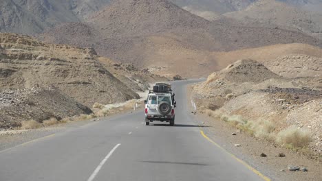 tiro lento de un vehículo de cuatro ruedas, 4x4 cruzando las carreteras pavimentadas de etiopía