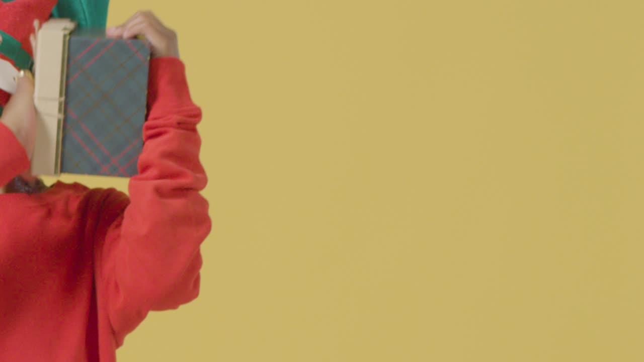 크리스마스 선물을 흔드는 소년의 중간 섹션