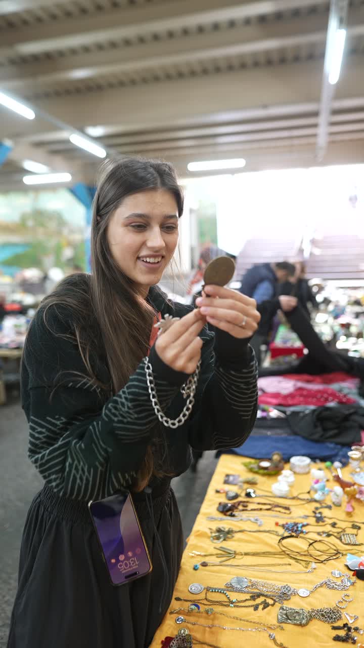 Donna che guarda gioielli al mercato