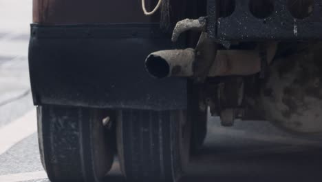 un camión emite gases de escape en una carretera en phuket, tailandia, destacando las preocupaciones de contaminación. el video captura la vista trasera con el tubo de escape visible