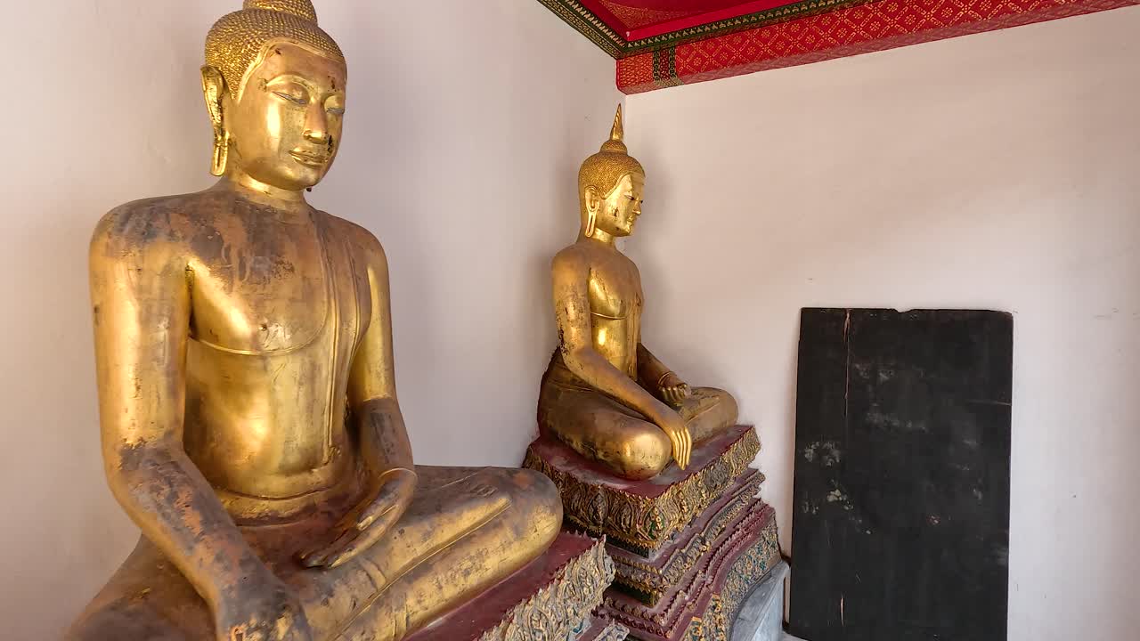 estatuas de buda en un corredor del templo, bangkok, tailandia