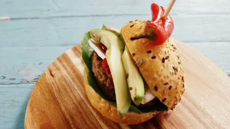hamburguesa en una tabla de madera