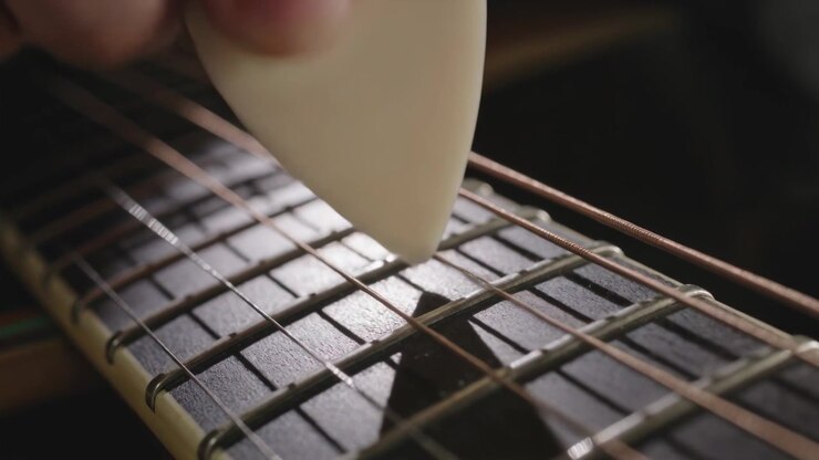 Sıcak bir stüdyoda, klavye üzerindeki gitar tellerinde hafif penayı hareket ettiren el, ses çıkarıyor.