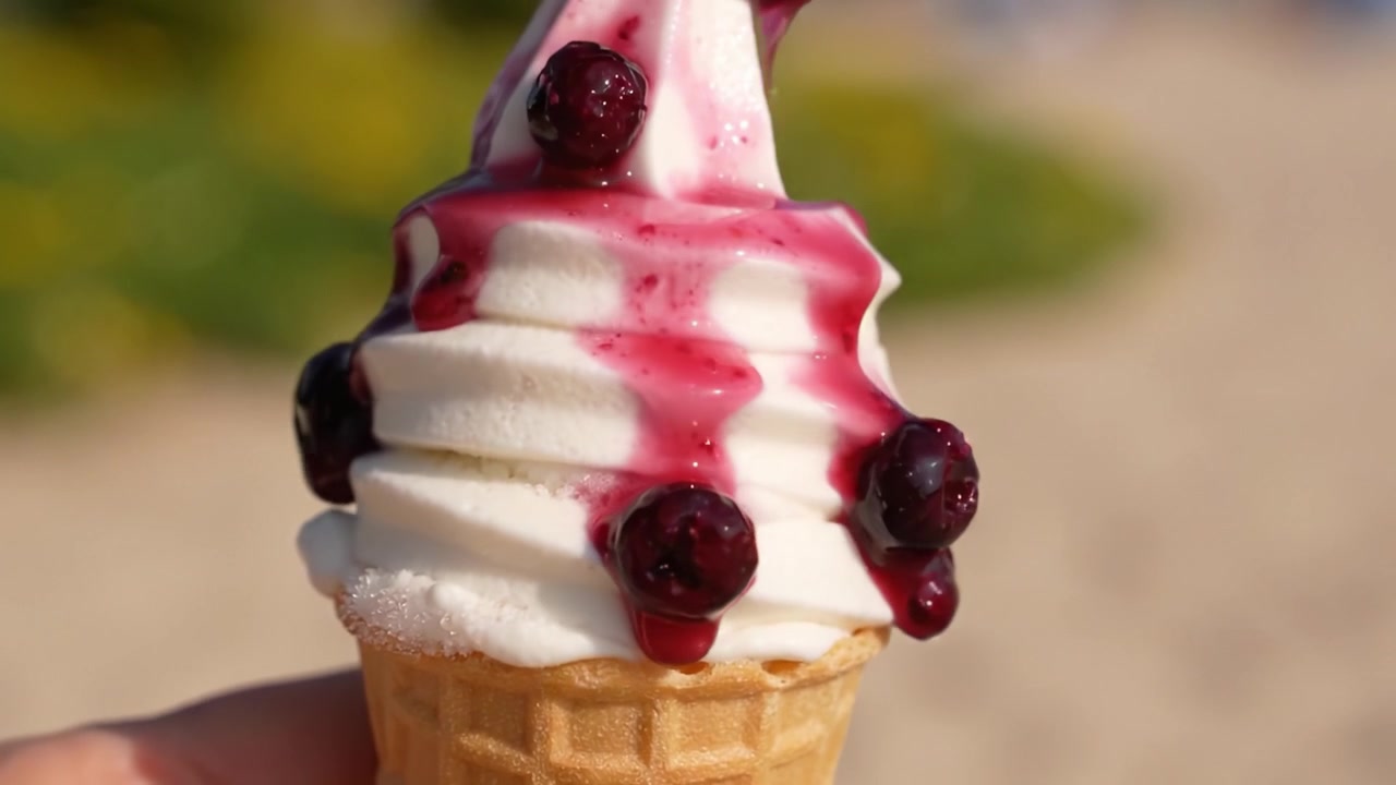 Una deliziosa trasformazione: dal classico gelato soft alla vaniglia a una dolce delizia ai frutti di bosco, questo cono gelato cattura l'essenza dell'indulgenza e della gioia estiva
