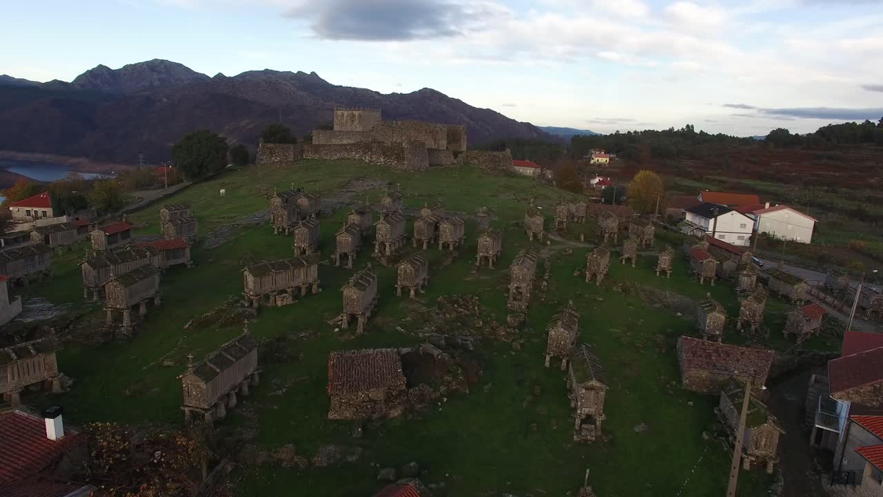 lindoso portugal의 전통적인 graniers의 공중 전망