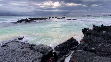 Las-Olas-Rompen-En-La-Costa-Rocosa-De-La-Cordillera-De-Cerro-Brujo-En-La-Isla-San-Cristabol-De-Galápagos