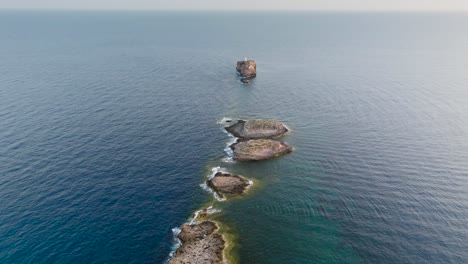 Flug-über-Einen-Schmalen-Felspfad-Im-Meer-Von-Punta-De-El-Toro,-Mallorca,-Spanien