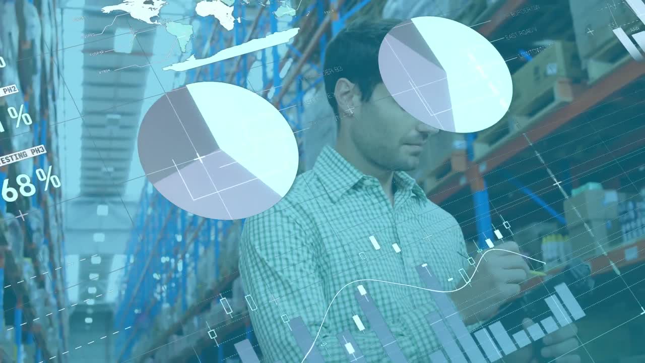 animación del procesamiento de datos sobre el supervisor masculino caucásico escribiendo en el clipboard en el almacén