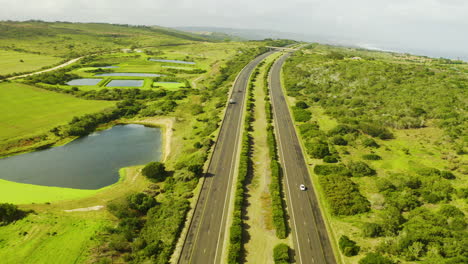 carretera a través de un paisaje rural pintoresco