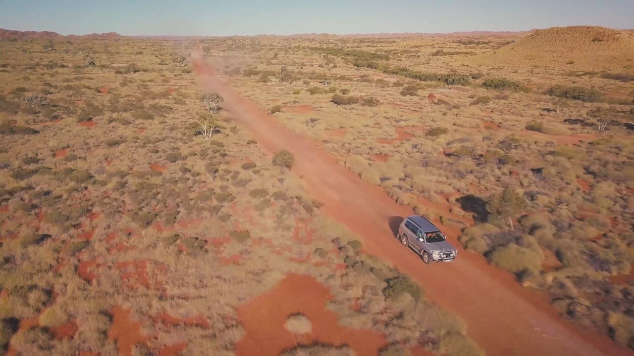 광대한 호주 사막에서 4wd 트럭을 쫓는 공중 드론