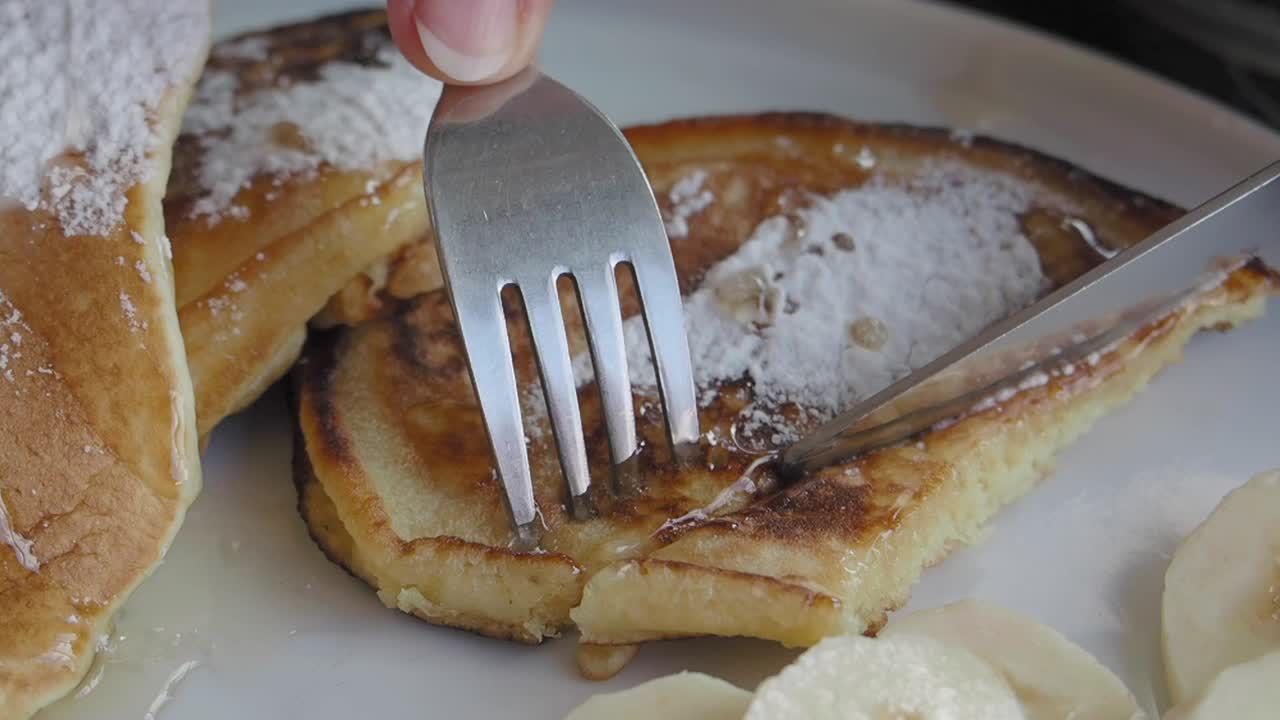 과 설탕 가루 를 넣은 팬케이크