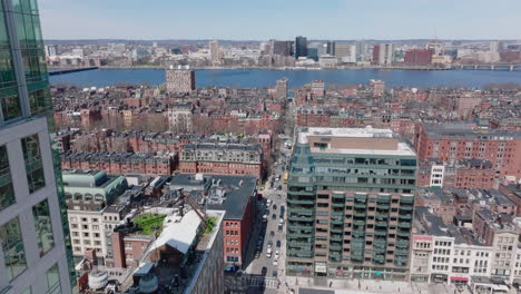 Wohnviertel-Aus-Der-Höhe.-Fliegen-Sie-Um-Ein-Modernes-Hochhaus-Herum,-Panoramablick-Auf-Rote-Backsteingebäude-Und-Die-Uferpromenade-Von-Charles-River.-Boston,-USA