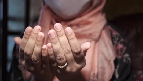 muslim women with face mask praying at ramadan