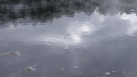 Cerca-De-Agua-Burbujeante-En-La-Superficie-De-La-Piscina-De-Aguas-Termales-Sulfúricas