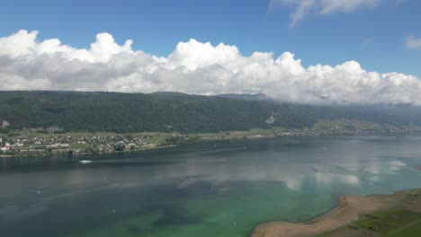 Bielersee-Und-Das-Dorf-Twan-Tüscherz-An-Seinem-Ufer