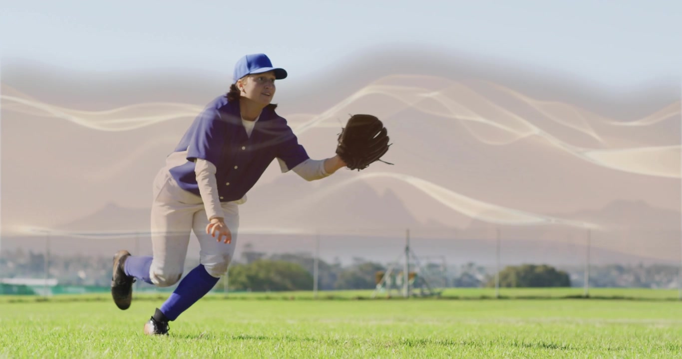 Giocatrice di baseball che individua la palla, scatta e la raccoglie con il guanto sotto grafici a onda durante l'allenamento.