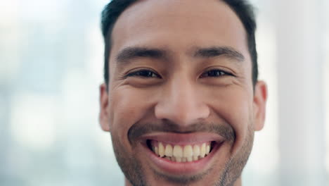 cara, sonrisa y primer plano con un hombre tranquilo respirando