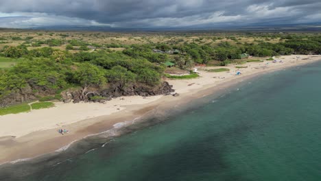 Erstaunliche-Luftaufnahme-Der-Küstenlandschaft-In-Hapuna-Beach,-Hawaii,-Kreisschwenk