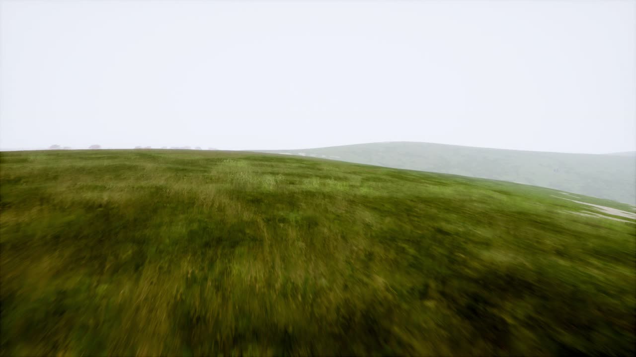 paisaje aéreo de colinas verdes en la niebla