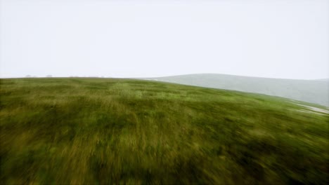 paisaje aéreo de colinas verdes en la niebla