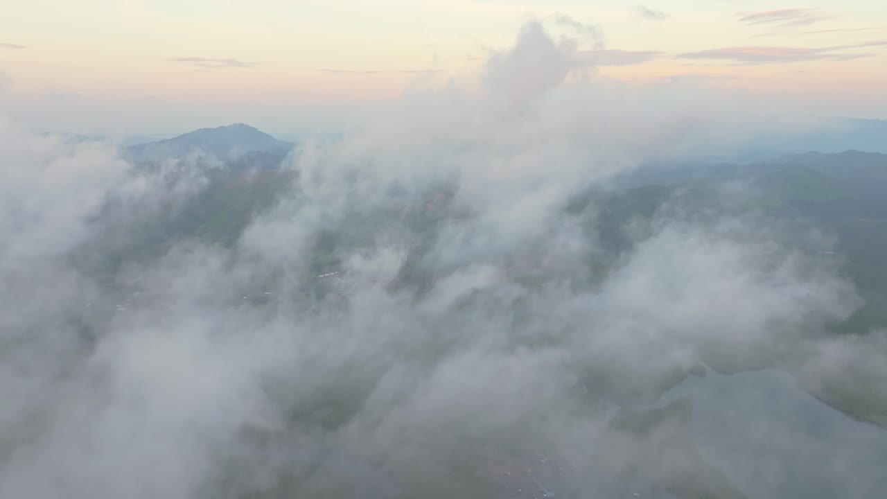 Lave skyer driver over Phang Nga-bugten ved gylden solopgang, Thailand