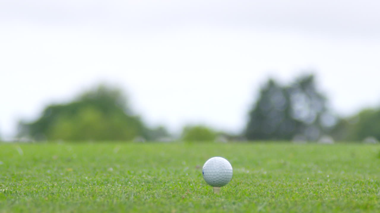 Slow motion HD: Driver slaat golfbal