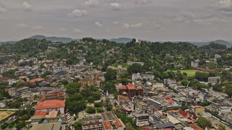 Luftaufnahme-Eines-V8-Drohnenüberflugs-über-Das-Stadtzentrum-Von-Kandy,-Sri-Lanka,-Mit-Erfassung-Der-Innenstadtansicht-Und-Des-Buddhistischen-Tempels-Bahirawakanda-Auf-Einem-Hügel-Mit-Der-Weißen-Buddhastatue-Auf-Der-Spitze-–-Aufgenommen-Mit-Mavic-3-Cine-–-April-2023