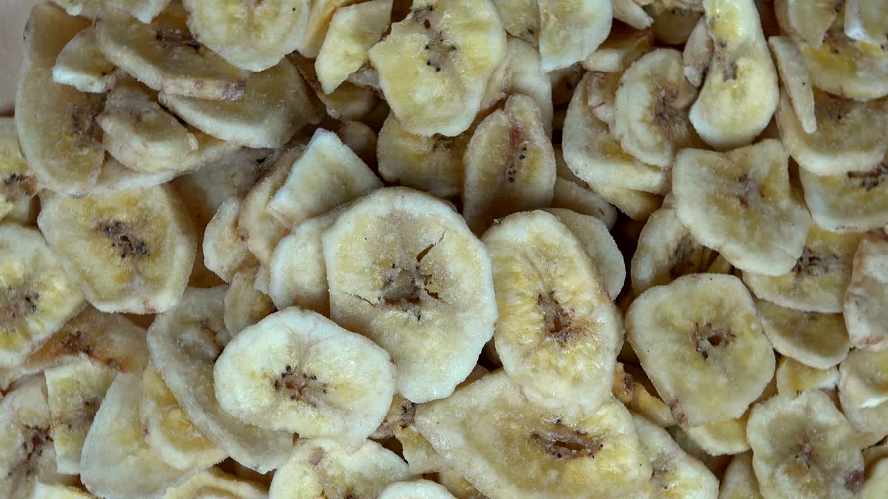 rebanadas de plátano secas. mesa giratoria en el sentido de las agujas del reloj