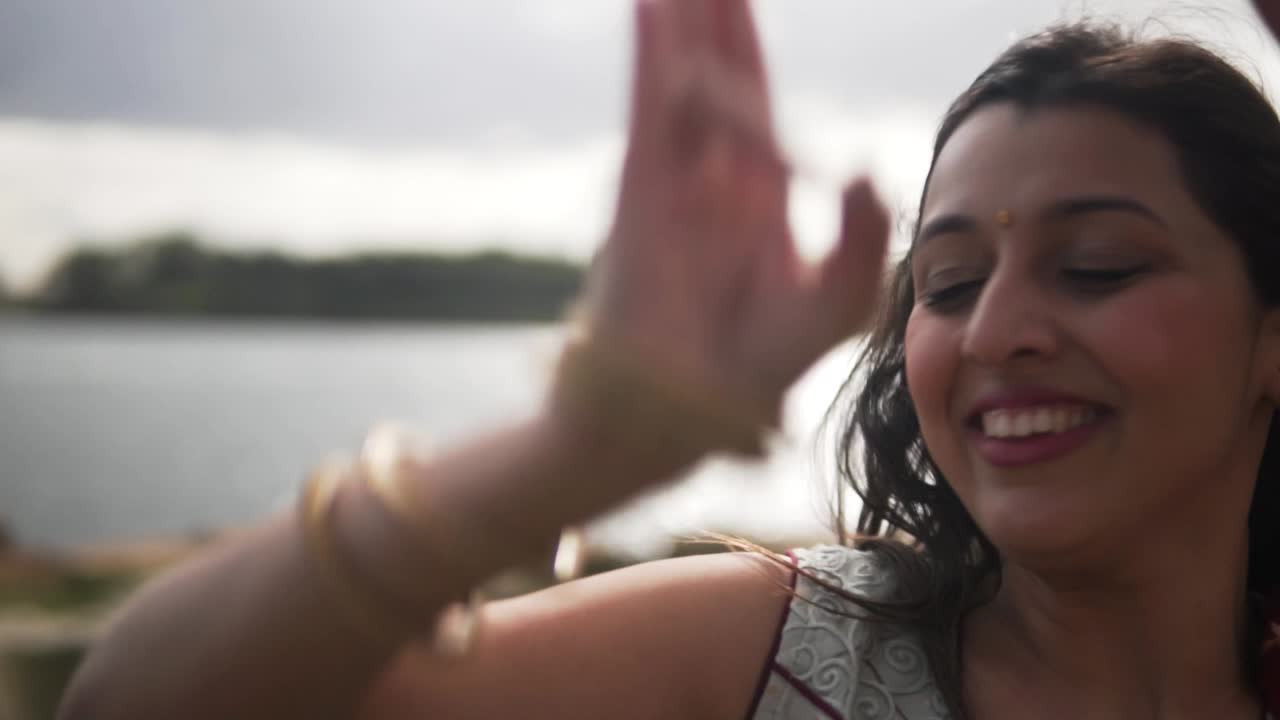 india hermosa muchacha bailarina de danza clásica india - de cerca