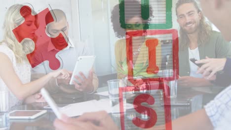 animación de piezas de rompecabezas coloridas y texto de autismo sobre colegas de trabajo que usan tabletas