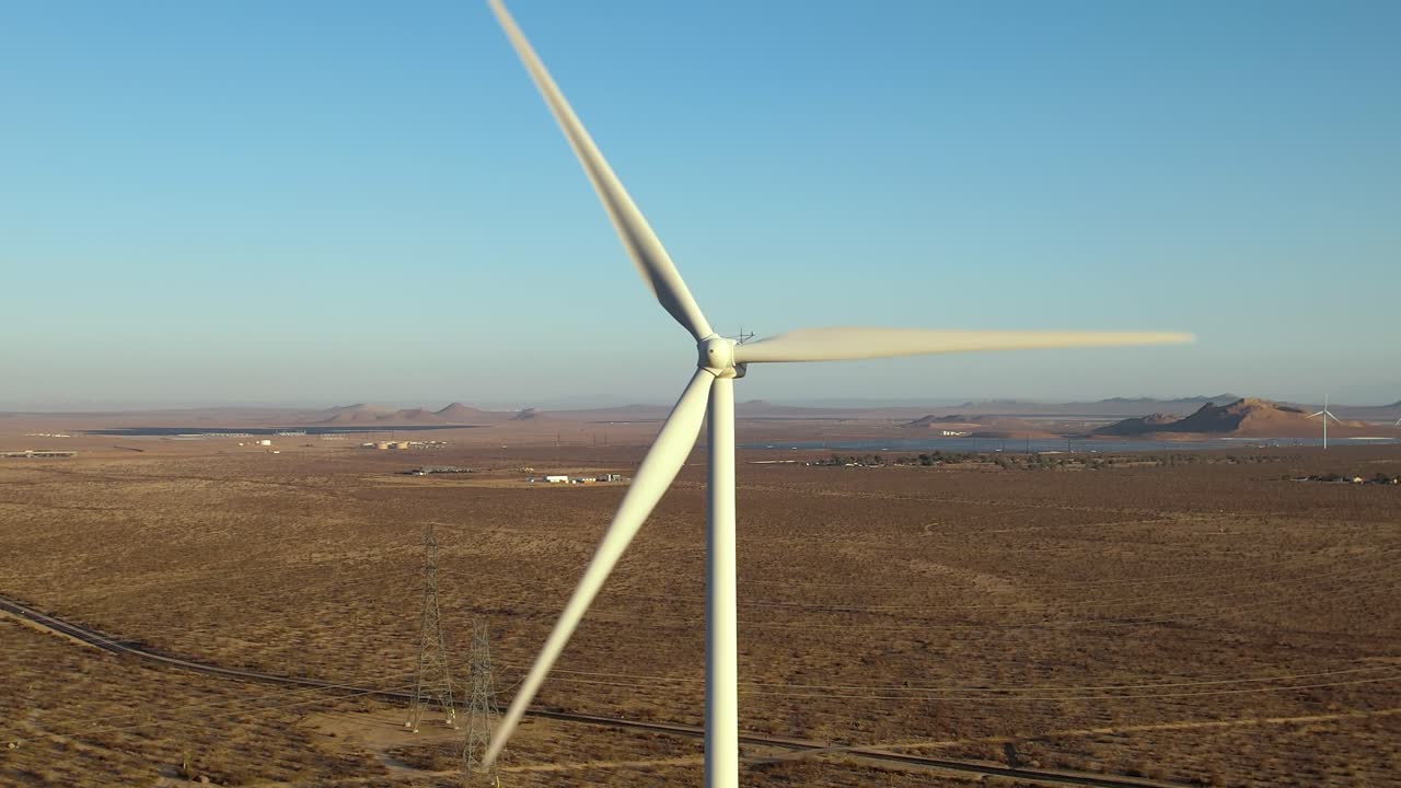 cierre aislado de una turbina eólica girando para generar energía limpia y renovable en el desierto de mojave, vista aérea