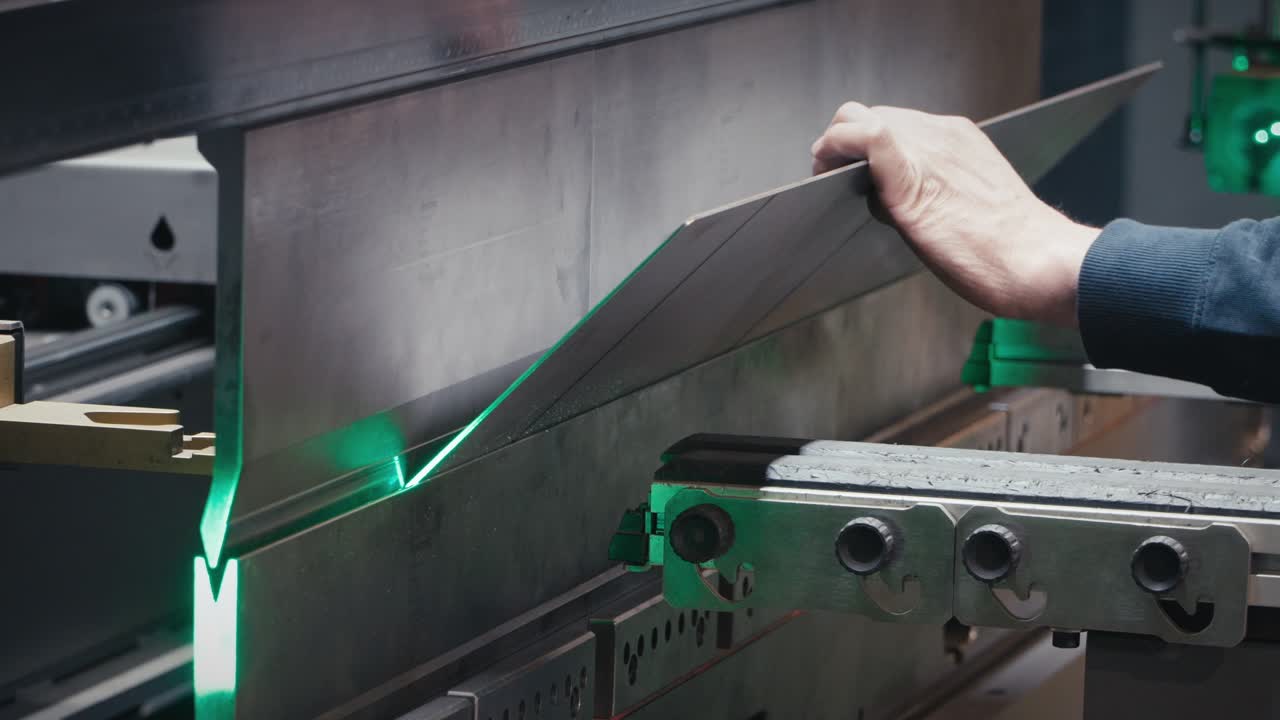 Mechanical bending machine shapes a steel sheet