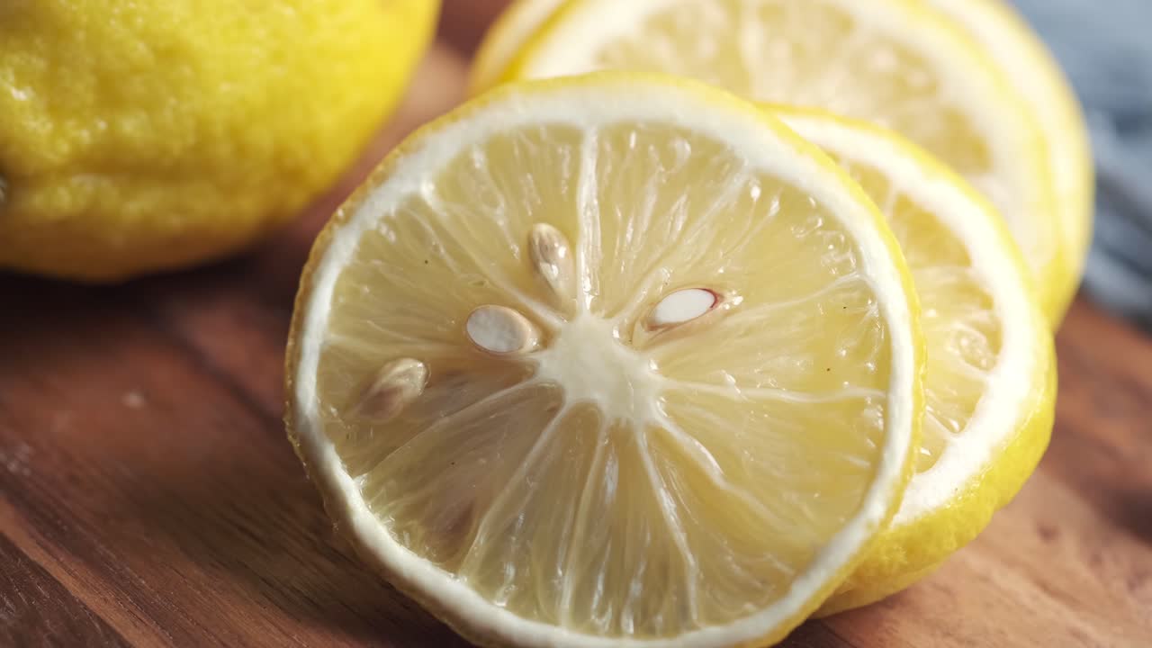 나무판 에 개진 레몬