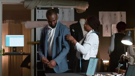 hombre intentando en blazer elegante