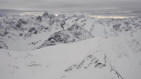 Snow-covered-jagged-mountain-peaks-in-the-Austrian-Alps