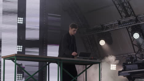 dj performance on stage