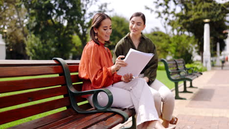 Park,-Berufstätige-Frauen-Und-Bank-Mit-Papierkram